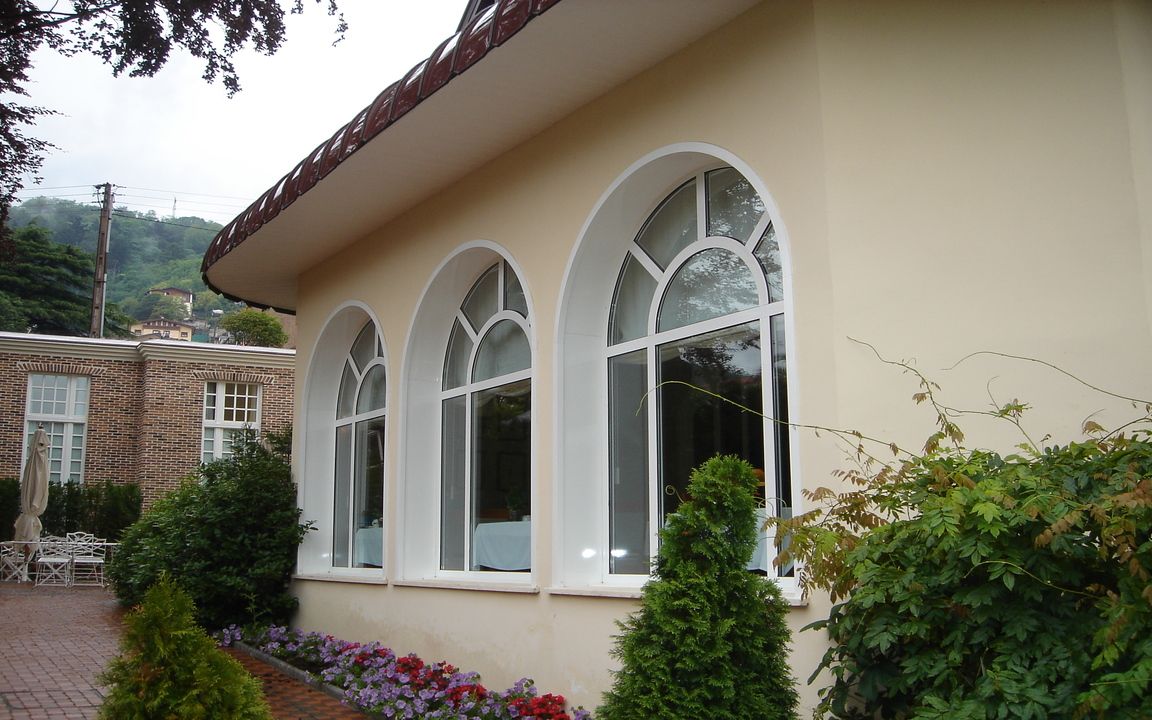 Hotel · 2005